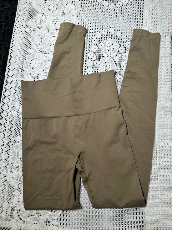 SKIMS Pants - SKIMS Seamless High-Waist' Leggings in Olive Tan